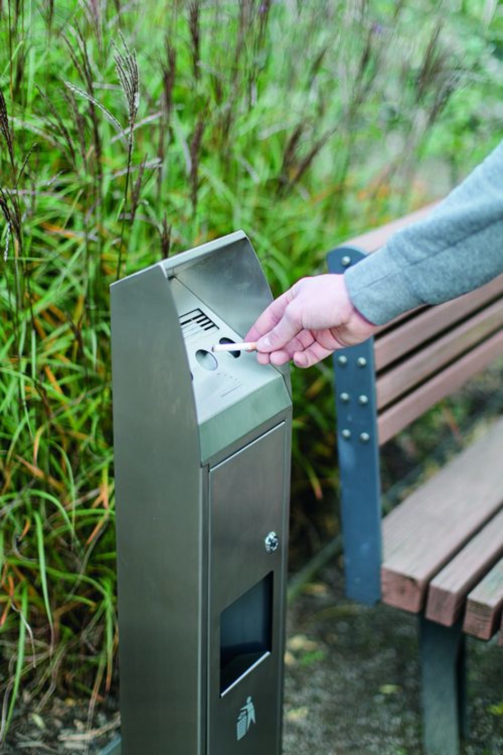 Combinaison cendrier et poubelle